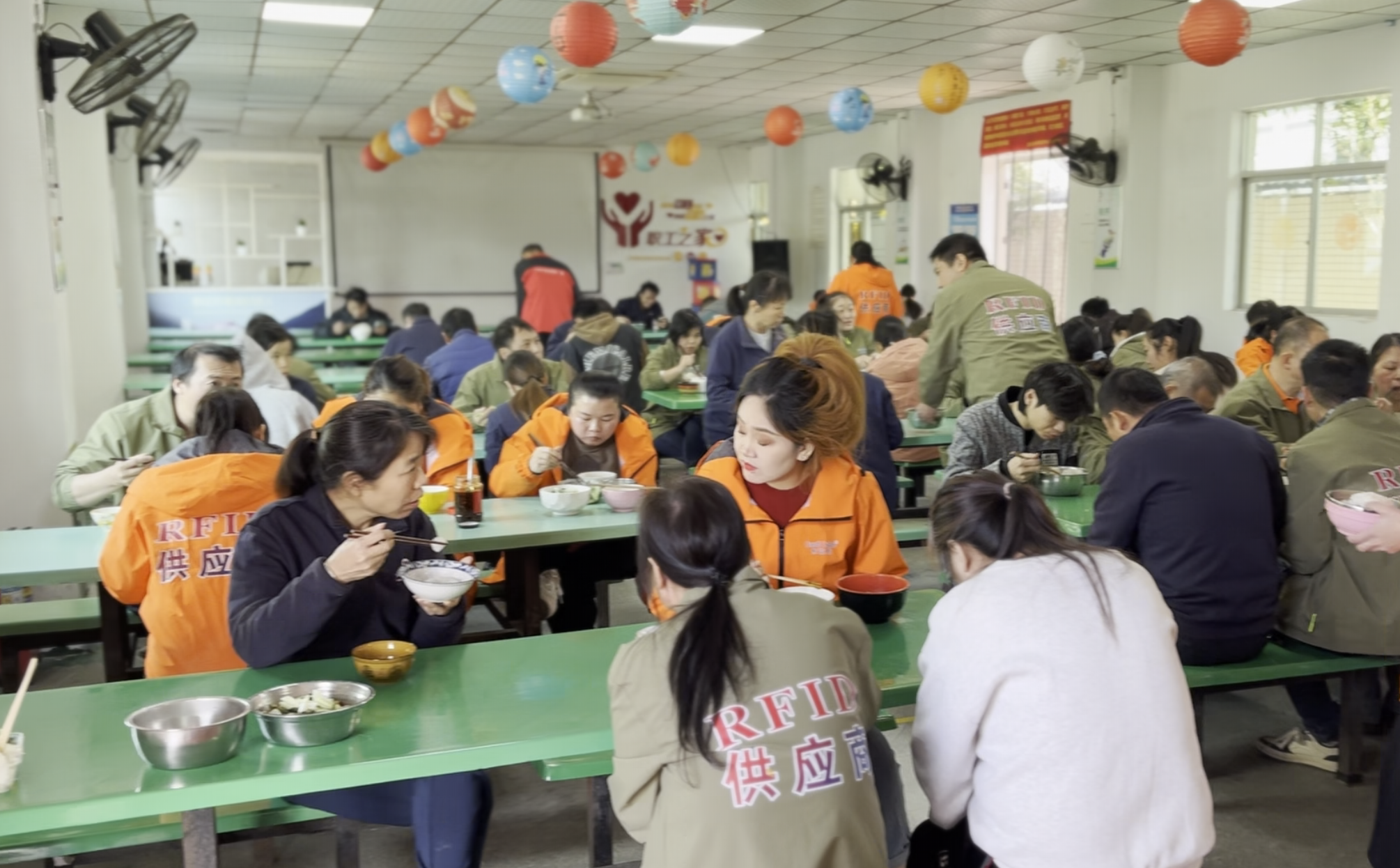 冬至大如年 人間小團(tuán)圓｜卡立方集團(tuán)NFC智能卡工廠暖心餃子宴，情暖歲末時(shí)光