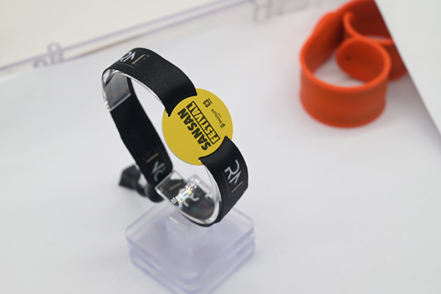 這樣的帶按鍵顯示屏可視銀行卡您是否見過呢？