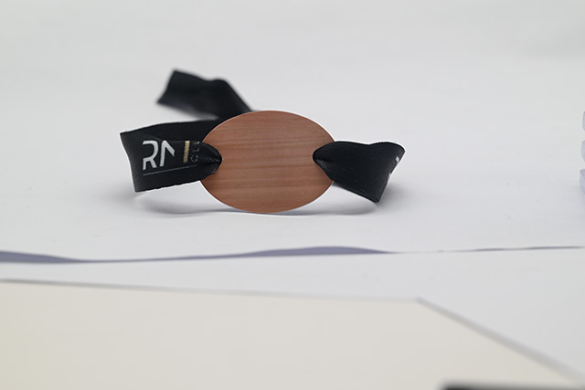 由于智能卡存儲能力強(qiáng)，可以存儲電子現(xiàn)金等網(wǎng)絡(luò)貨幣