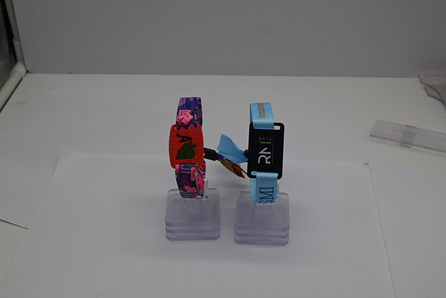 小區(qū)門(mén)禁卡怎樣定制并且授權(quán)開(kāi)門(mén)呢？